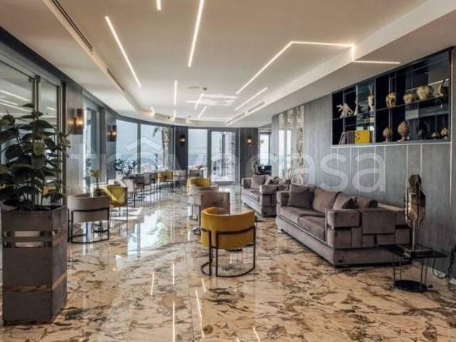 Vendesi stabile/palazzo a Roma, Casal Monastero