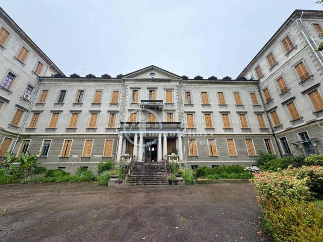 Vendesi stabile/palazzo a Verbania via alla Piana