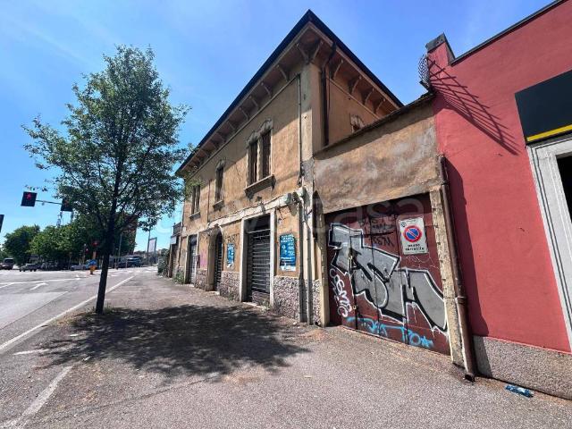 Vendesi stabile/palazzo a Verona, Borgo Milano