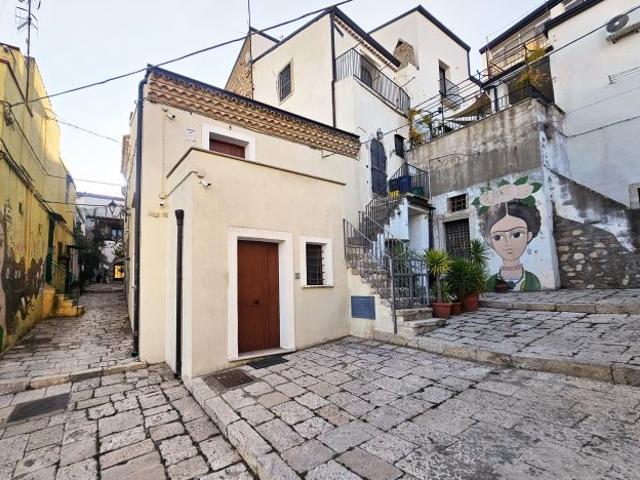 VENDESI STORICO APPARTAMENTO IN DISCESA CAPOVALLE, 6 – VENOSA