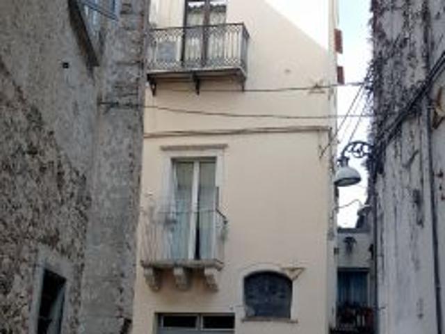 VENDESI STORICO APPARTAMENTO VISTA CASTELLO VIA M. DELLE GRAZIE VENOSA