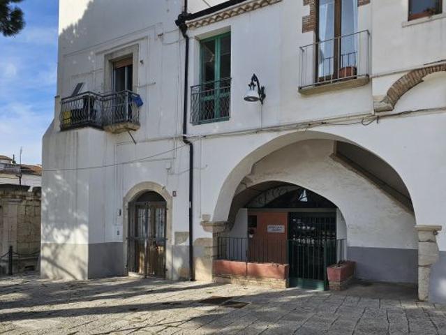 VENDESI STORICO LOCALE COMMERCIALE IN PIAZZA UMBERTO I, 4 – VENOSA PZ