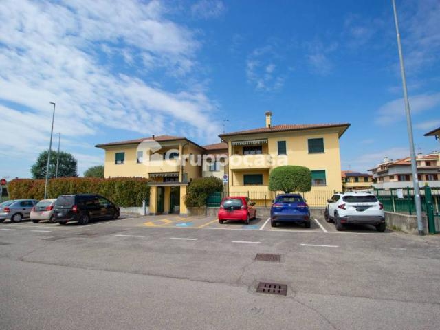 Vendesi trilocale a Mesero via Falcone, 1