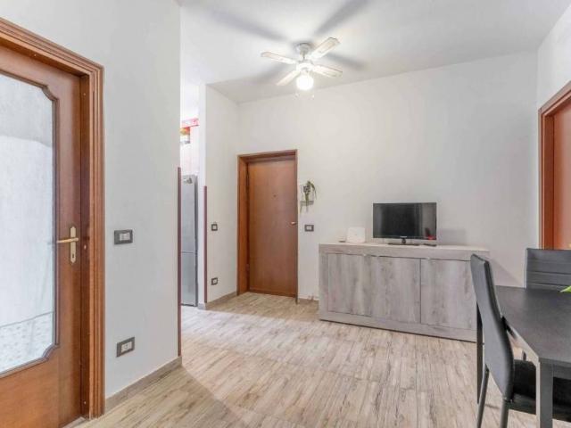Vendesi trilocale a Milano via Rimini, 25, Famagosta