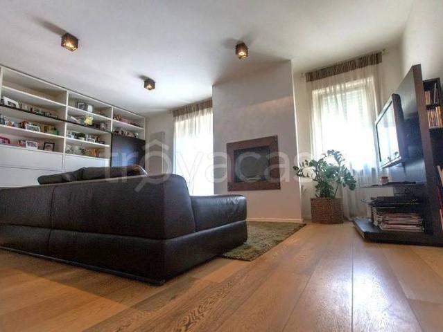 Vendesi trilocale a Milano via Valtellina, Farini