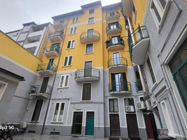 Vendesi trilocale a Milano viale Corsica, 72, Porta Vittoria