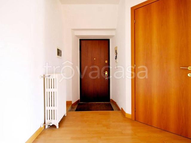 Vendesi trilocale a Montano Lucino via Roma, 31, Lucino