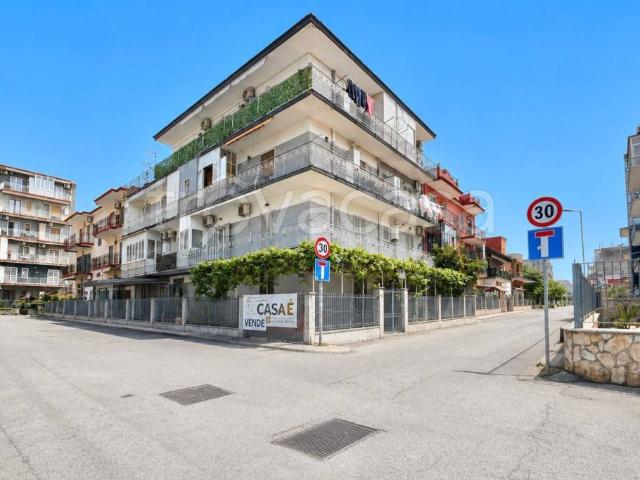 Vendesi trilocale a Napoli via Giovanni Papini, 16, Pianura