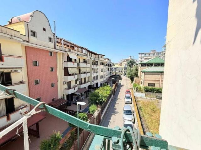 Vendesi trilocale a Napoli via Del Maestrale, Zona Industriale Marina