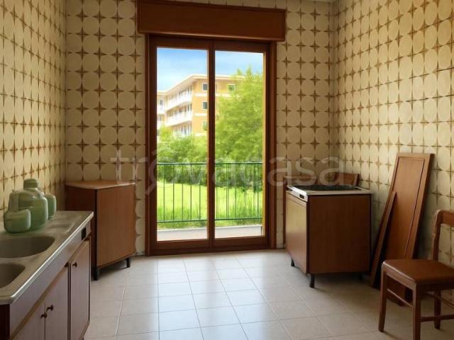 Vendesi trilocale a Napoli via Montagna Spaccata, Pianura