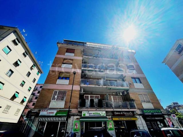 Vendesi trilocale a Napoli via Montevergine, Soccavo