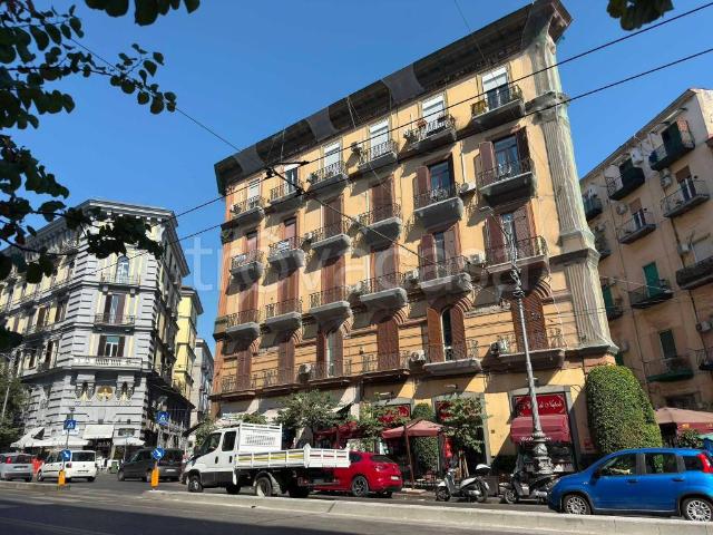 Vendesi quadrilocale a Napoli via Nolana, 7, Mercato
