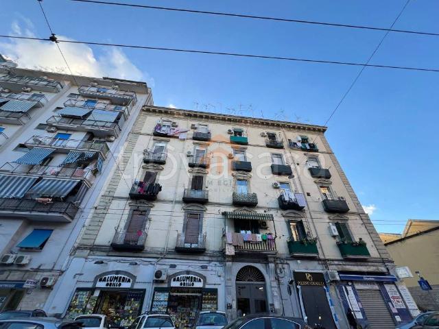 Vendesi trilocale a Napoli via Nicola Nicolini, San Carlo all'Arena