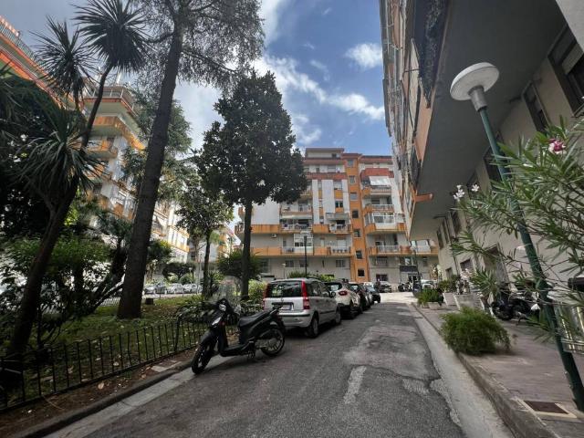 Vendesi trilocale a Napoli via Nuova San Rocco, Colli Aminei Capodimonte