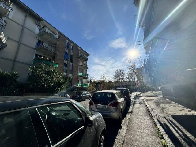 Vendesi trilocale a Napoli via Tarquinio Prisco, 5, Soccavo