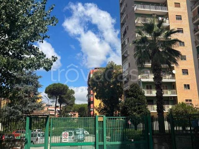 Vendesi trilocale a Napoli viale della Resistenza, Scampia