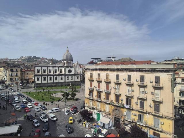 Vendesi trilocale a Napoli piazza Capuana, Tribunali