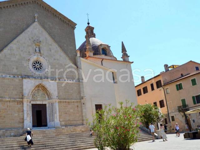 Vendesi trilocale a Orbetello via Porta Medina, 1