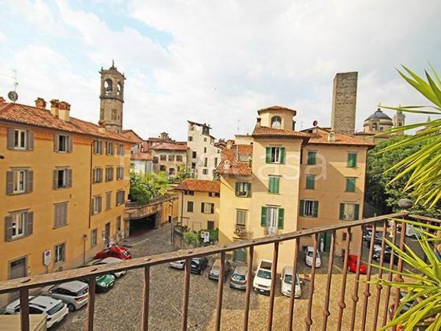 Vendesi trilocale a Bergamo piazza mercato del fieno, Città Alta