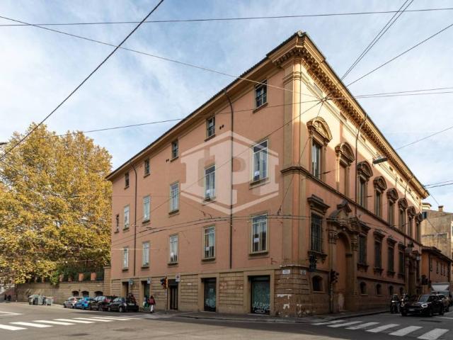 Vendesi trilocale a Bologna via Barberia, Centro Storico