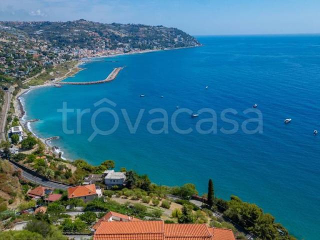 Vendesi trilocale a Bordighera strada Curtasse