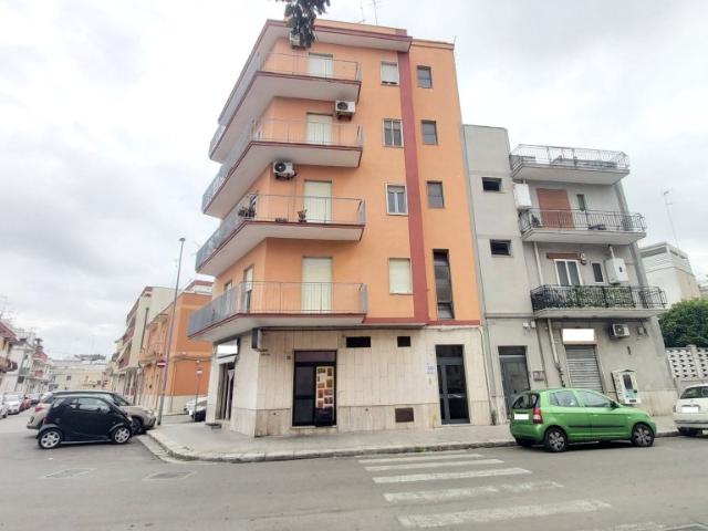 Vendesi trilocale a Brindisi via Irpinia, 3, Commenda
