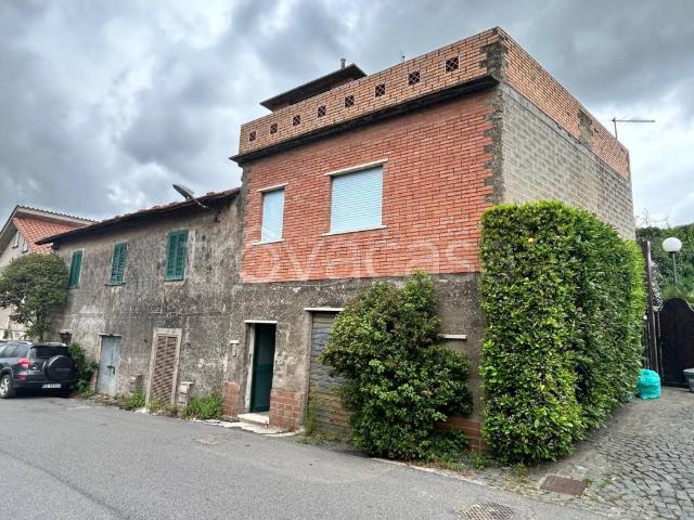 Vendesi trilocale a Castel Gandolfo via della Torretta, 10, Pavona