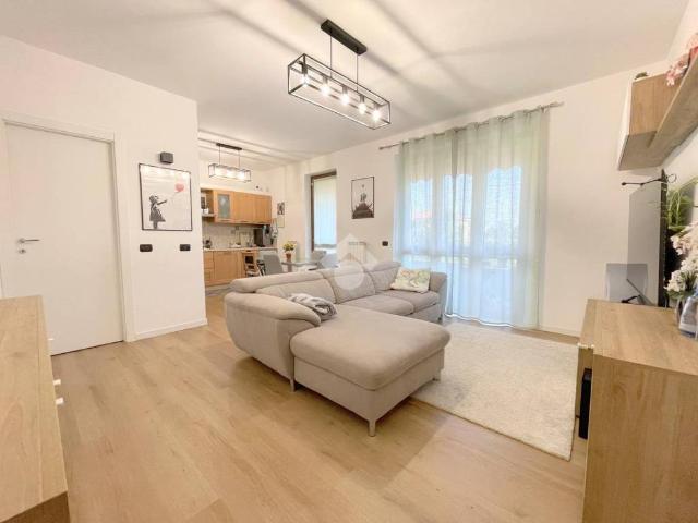 Vendesi trilocale a Cornaredo via V. Veneto, 24