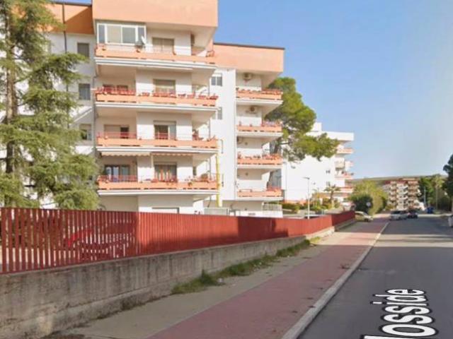 Vendesi trilocale a Crotone via Nosside