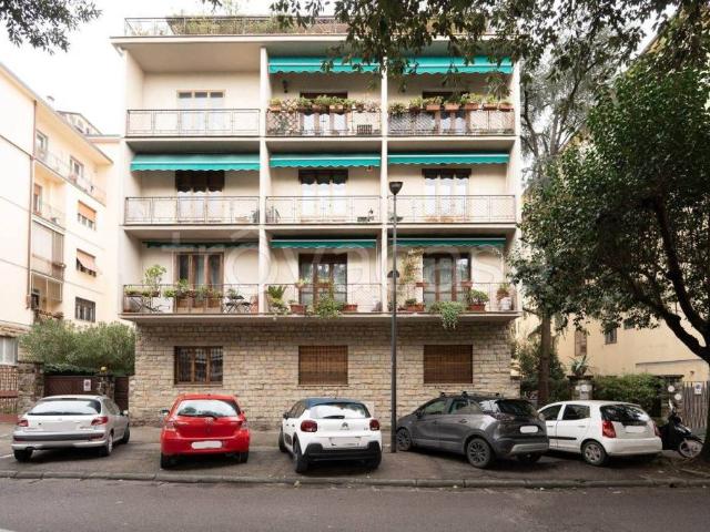 Vendesi trilocale a Firenze viale Calatafimi, Campo di Marte