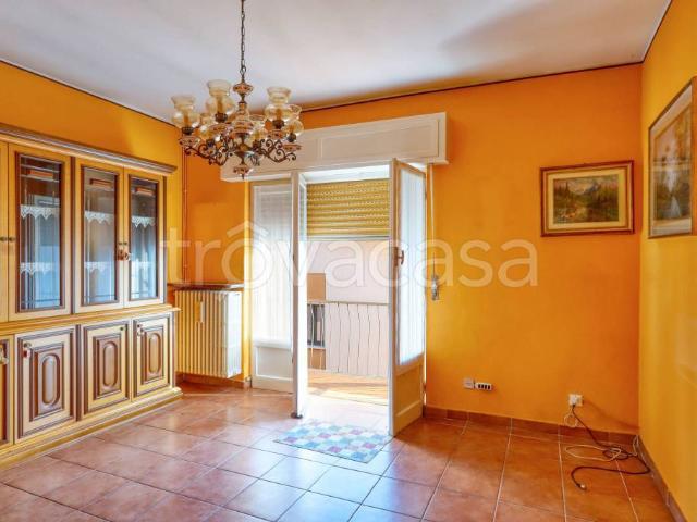Vendesi trilocale a Lavena Ponte Tresa via Pezzalunga