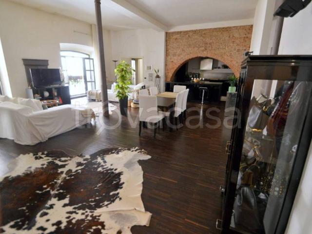 Vendesi trilocale a Pavia via Emilio Cravos, Centro Storico