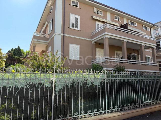 Vendesi trilocale a Pesaro viale Guglielmo Marconi, Mare