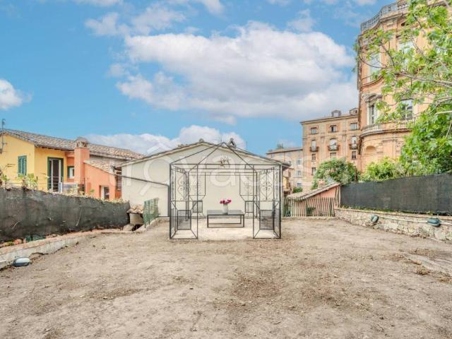 Vendesi trilocale a Perugia via Corrotta, Centro Storico