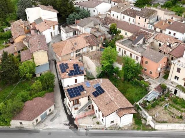 Vendesi trilocale a Pizzoli via Villa Perilli, 25