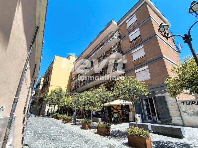 Vendesi trilocale a Portici via Bellucci Sessa