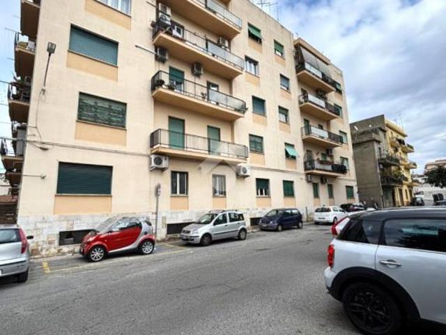 Vendesi trilocale a Reggio di Calabria via Nicola Giunta, 33, Sbarre