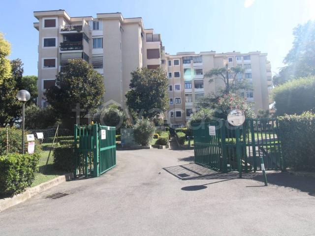 Vendesi trilocale a Roma via Cino del Duca, Torre Gaia