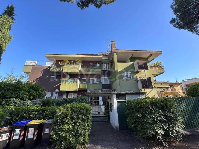 Vendesi trilocale a Roma via di Valle Alessandra, Torre Gaia