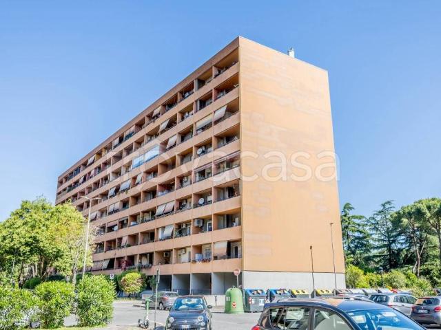 Vendesi trilocale a Roma via Ercole Marazza, 19, Colli Aniene