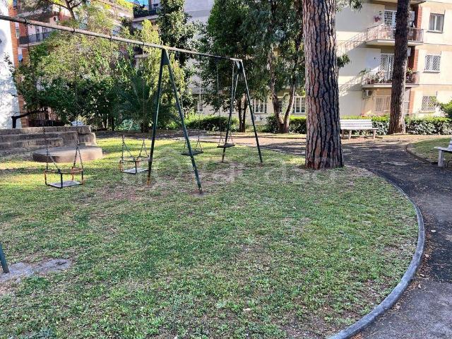 Vendesi trilocale a Roma via Guido De Ruggiero, 26, Ardeatino Montagnola