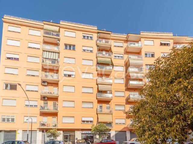 Vendesi trilocale a Roma via Publio Valerio, Cinecittà