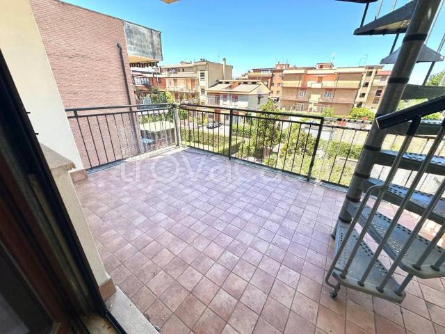 Vendesi trilocale a Roma via Viadana, 22, Prima Porta