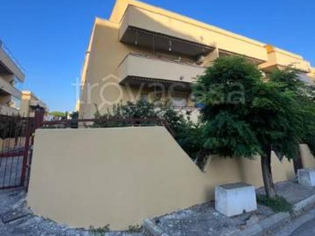 Vendesi trilocale a Santa Marinella via delle Dalie, 4