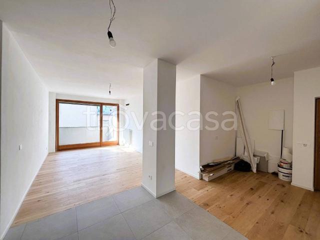 Vendesi trilocale a Sondrio via Vittorio Veneto, 1