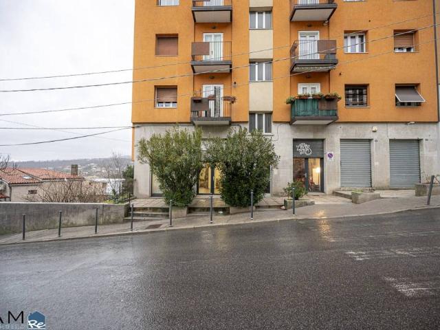 Vendesi trilocale a Trieste via commerciale, 156, Scorcola