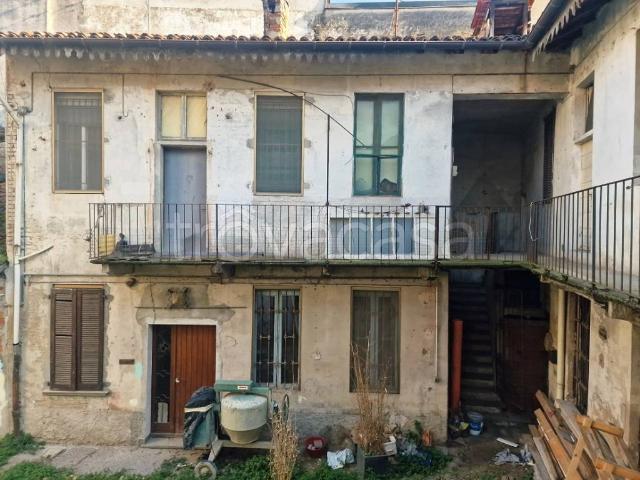 Vendesi trilocale a Vigevano via Griona, 23