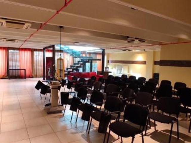 VENDESI UFFICIO/SHOWROOM 230 MQ CENTERGROSS