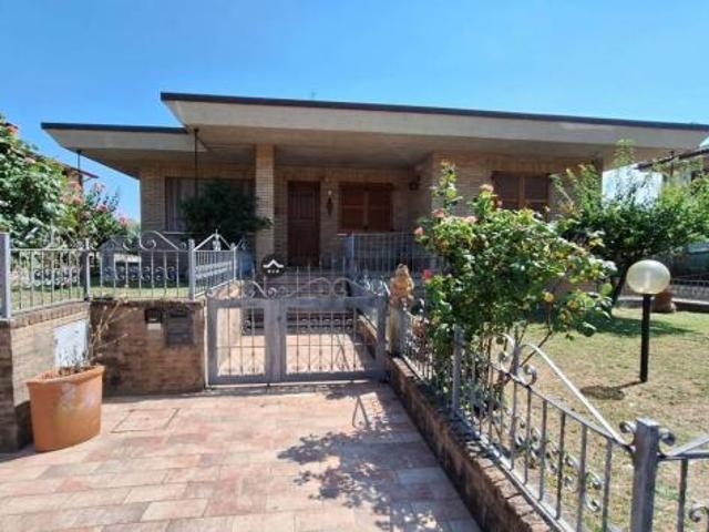 Vendesi villa nella media valle del metauro. adiagiata in una zona residenziale di nuova espansione, tranquilla e ottimamente servita, proponiamo in v