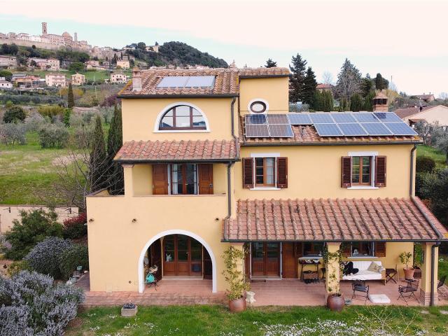 Vendesi villa nella prima periferia di Volterra in splendida. 315m² Volterra